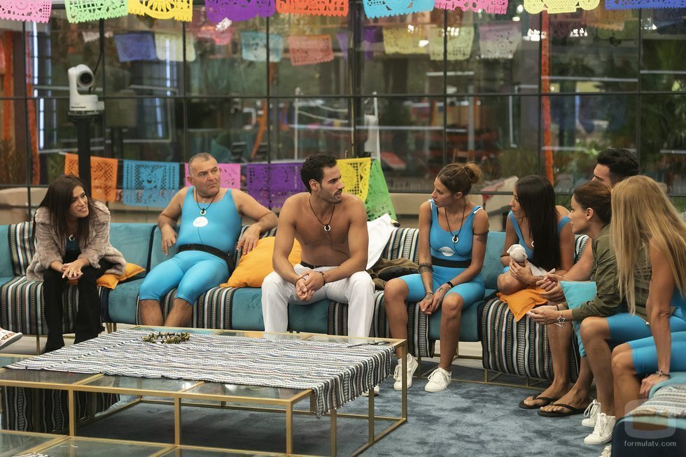 Los concursantes escuchan a Asraf tras su vuelta de la sala de expulsión en 'GH VIP 6'