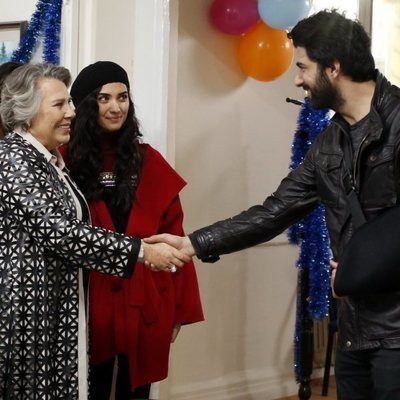 Nedret y Ömer se saludan en 'Amor de contrabando'