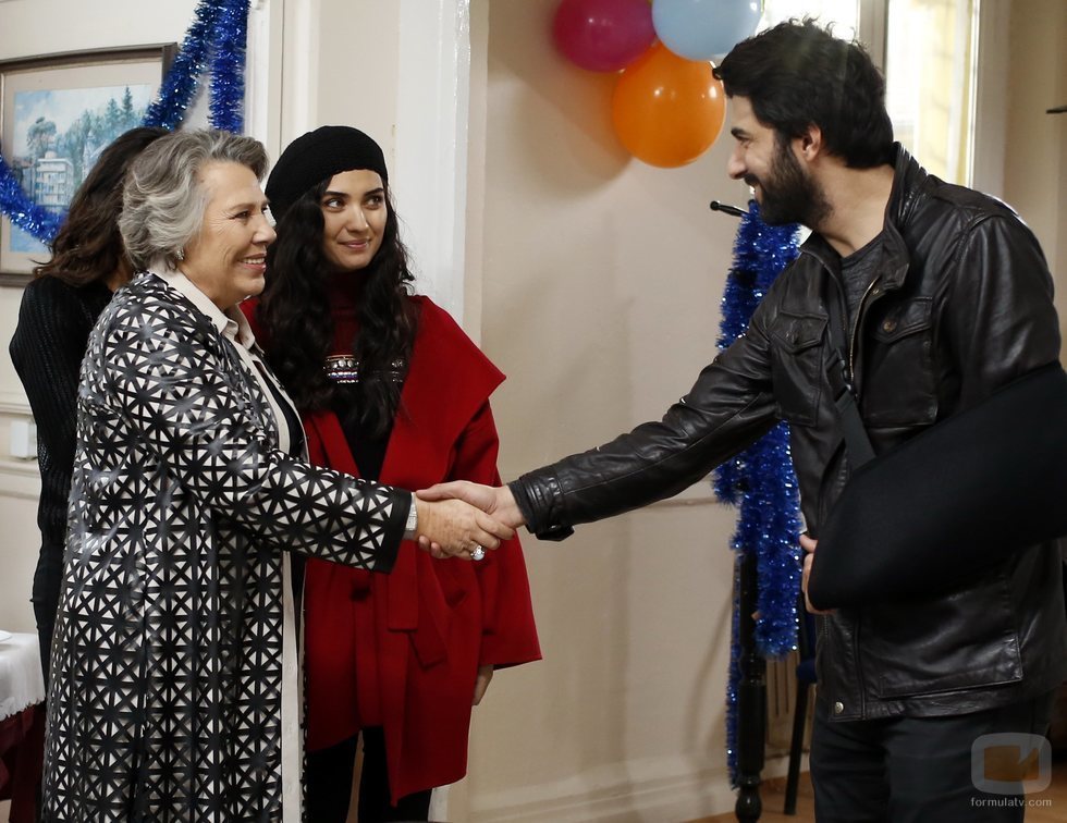 Nedret y Ömer se saludan en 'Amor de contrabando'