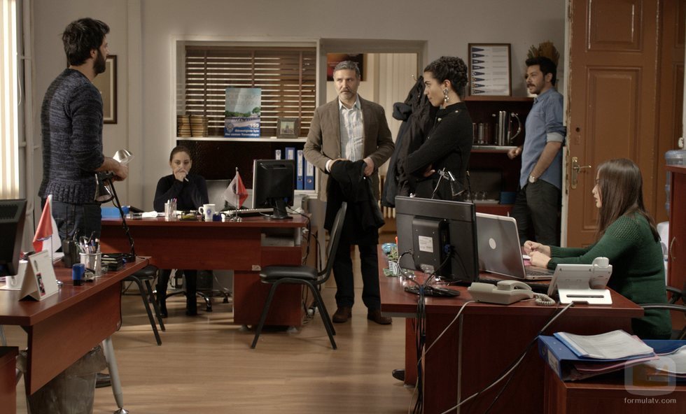 Los protagonistas de 'Amor de contrabando' en la comisaría