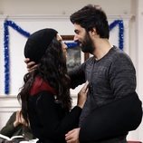 Ömer y Elif sonrientes en 'Amor de contrabando'