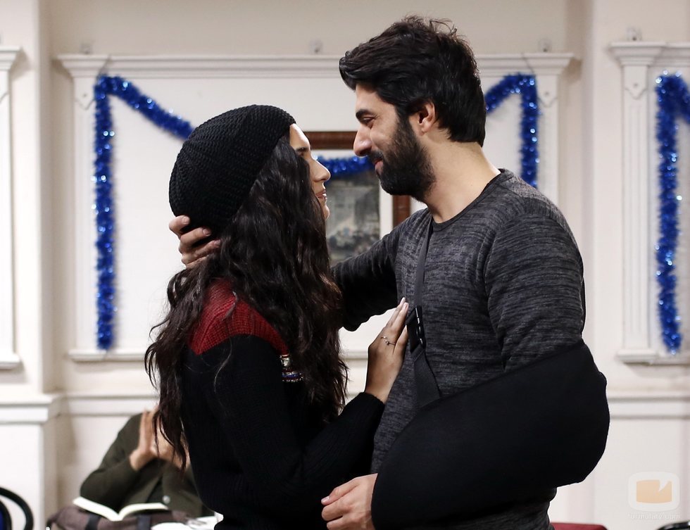 Ömer y Elif sonrientes en 'Amor de contrabando'