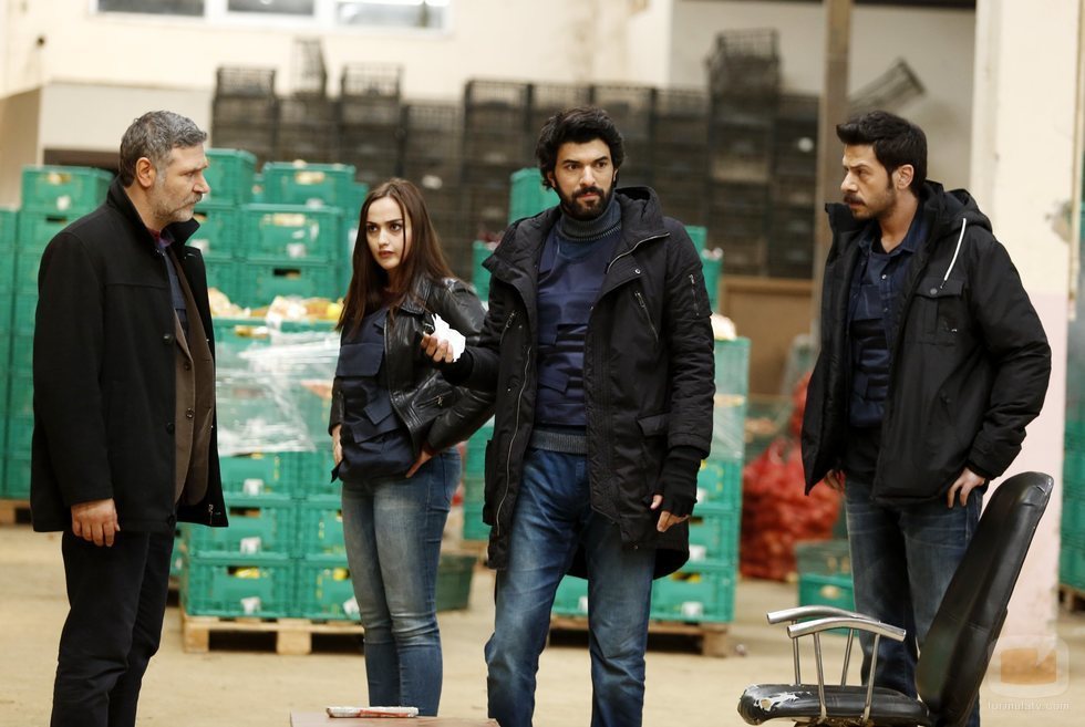 Ömer y su equipo en 'Amor de contrabando'