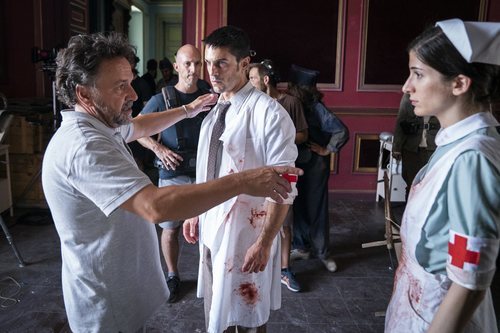 Alejo Sauras recibe indicaciones en el rodaje del capítulo 2x05 de 'Estoy vivo'