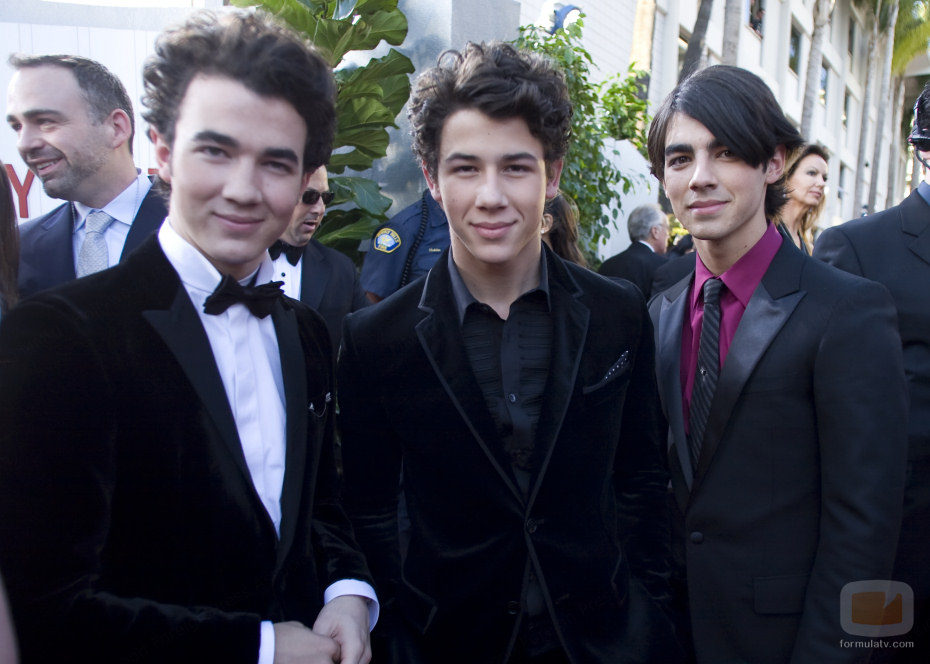The Jonas Brothers posan en la alfombra roja de los Globos de Oro 2009