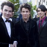 The Jonas Brothers posan en la alfombra roja de los Globos de Oro 2009