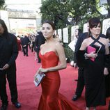 Eva Longoria despampanante con un vestido rojo en los Globos de oro de 2009