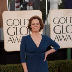 Sigourney Weaver posa en la alfombra roja de los Globos de Oro 2009