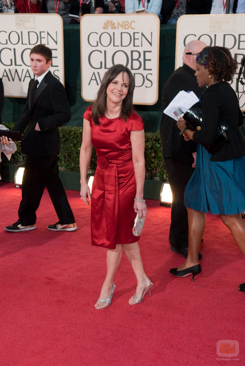 Sally Field, de 'Cinco hermanos', posa sonriente en la alfombra roja de los Globos de Oro 2009