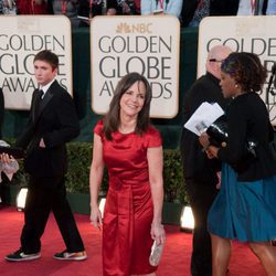 Sally Field, de 'Cinco hermanos', posa sonriente en la alfombra roja de los Globos de Oro 2009