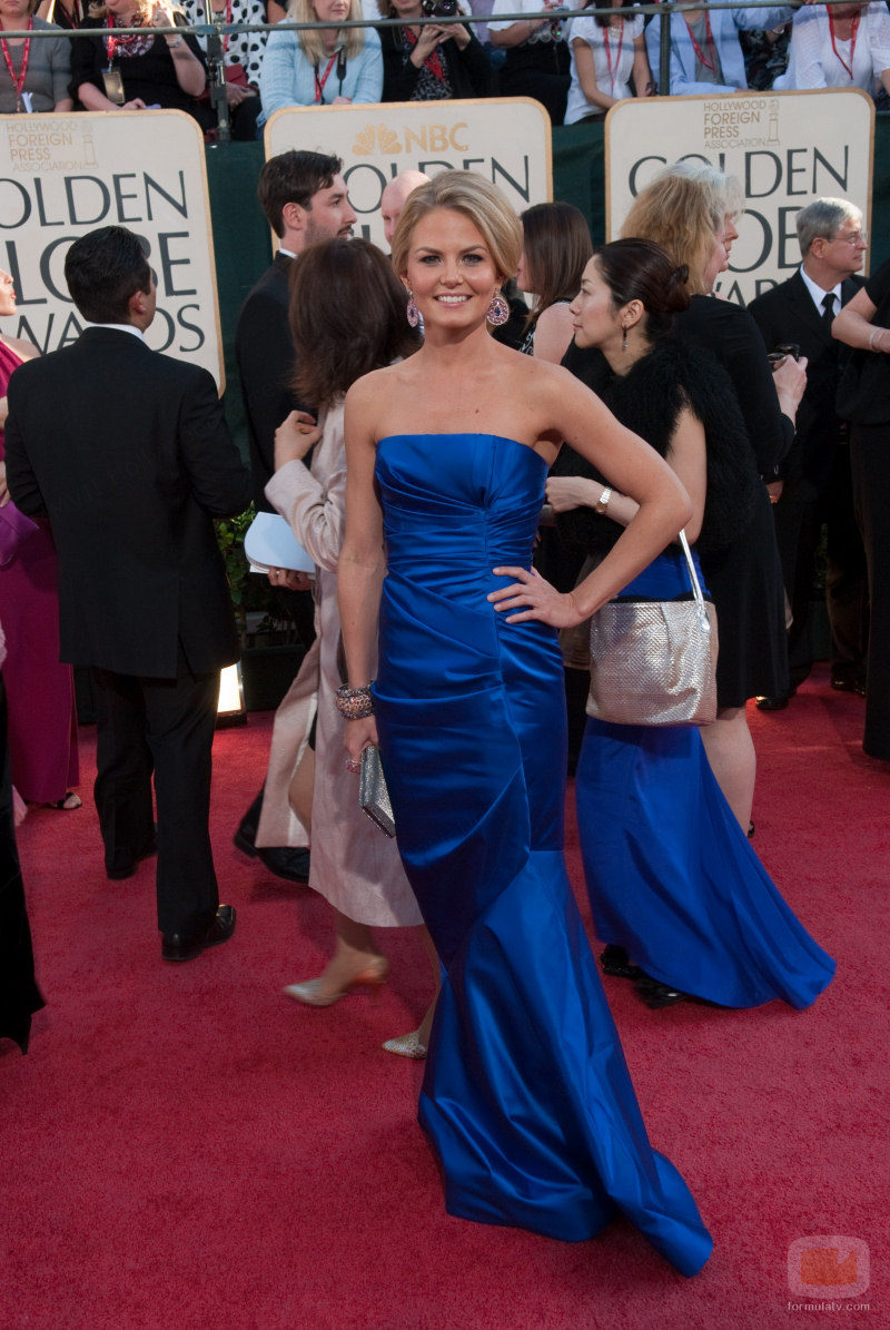 Jennifer Morrison con un vestido azul 