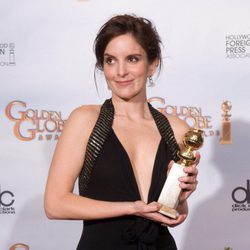 Tina Fey posa con su Globo de Oro a la mejor actriz de comedia