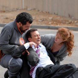Marián Aguilera y Paco Tous sujetan a Juan Diego en 'Los hombres de Paco'