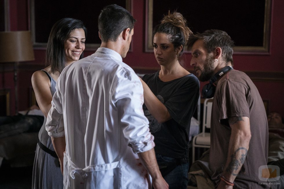 El equipo de 'Estoy vivo' prepara a Alejo Sauras para rodar una escena del capítulo 2x05