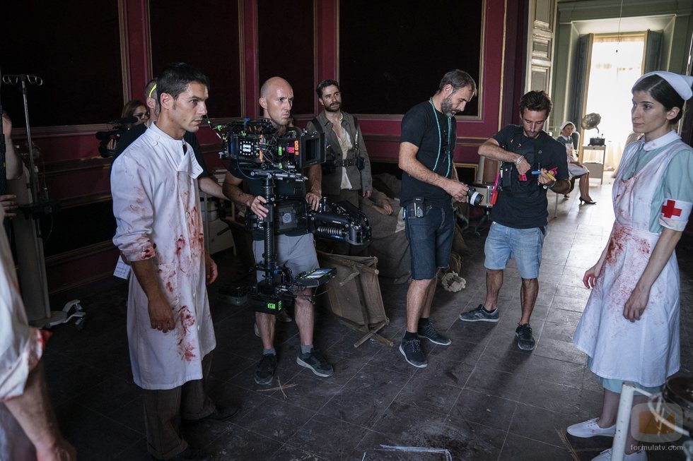 Alejo Sauras en el rodaje del capítulo 2x05 de 'Estoy vivo' como el Enlace
