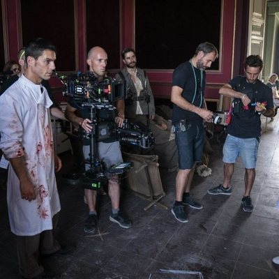 Alejo Sauras en el rodaje del capítulo 2x05 de 'Estoy vivo' como el Enlace