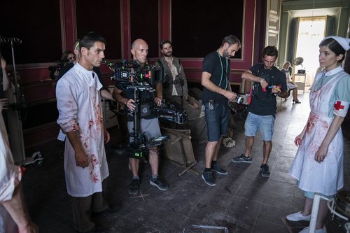 Alejo Sauras en el rodaje del capítulo 2x05 de 'Estoy vivo' como el Enlace