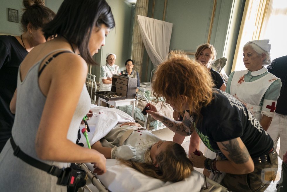 Laura Quirós, la niña misteriosa de 'Estoy vivo', en el rodaje del capítulo 2x05