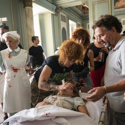 El departamento de maquillaje prepara a Laura Quirós para rodar una escena del capítulo 2x05 de 'Estoy vivo'
