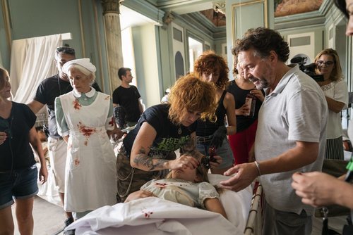 El departamento de maquillaje prepara a Laura Quirós para rodar una escena del capítulo 2x05 de 'Estoy vivo'