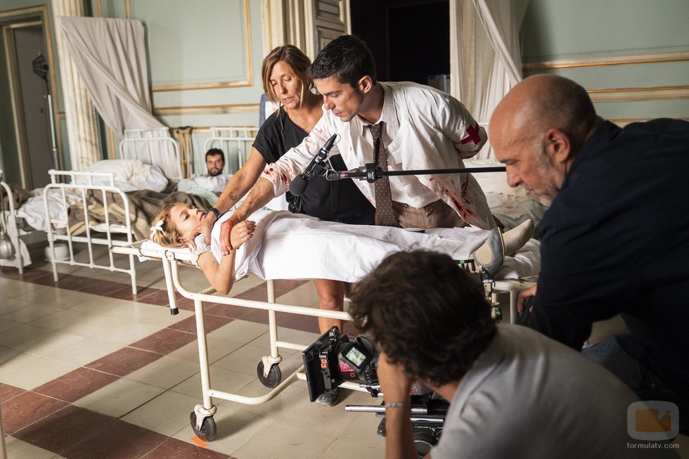 Alejo Sauras y Laura Quirós en el rodaje de la escena clave del capítulo 2x05 de 'Estoy vivo'
