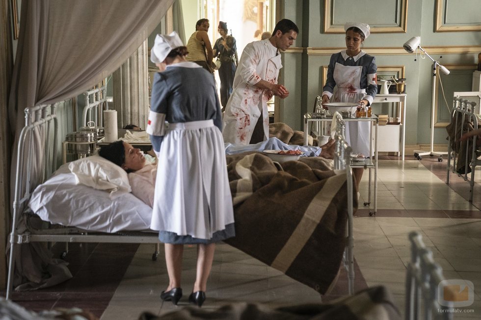 El Enlace en una visión del capítulo 2x05 donde se muestra su rol de médico en la Guerra Civil