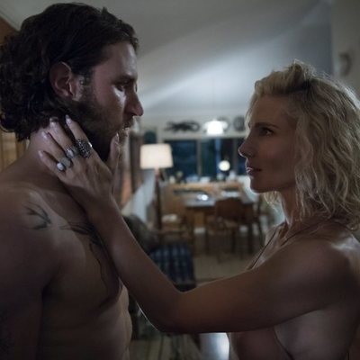 Elsa Pataky embaucando a Aaron Jakubenko en 'La tierra de las mareas'
