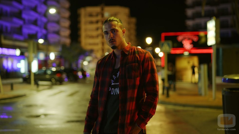 Carlo Constanzia Jr. en la calle de noche en 'Toy Boy'
