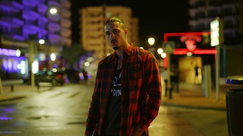 Carlo Constanzia Jr. en la calle de noche en 'Toy Boy'