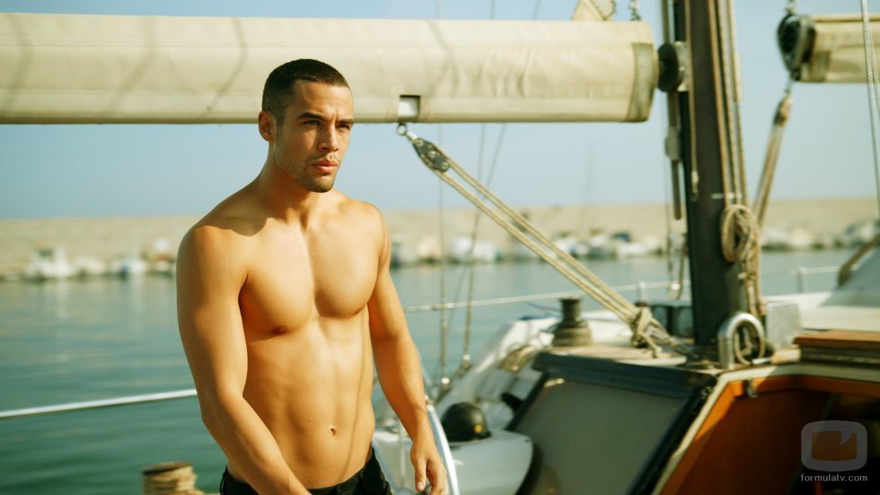 Hugo, de 'Toy Boy', semidesnudo en un barco