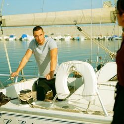 Hugo mira a Triana desde un barco en 'Toy Boy'