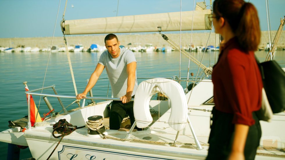 Hugo mira a Triana desde un barco en 'Toy Boy'