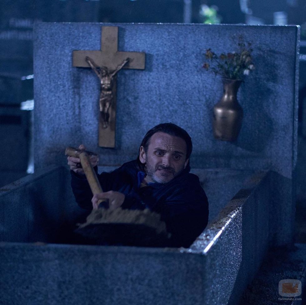 Fermín Trujillo en un cementerio en la temporada 11 de 'La que se avecina'