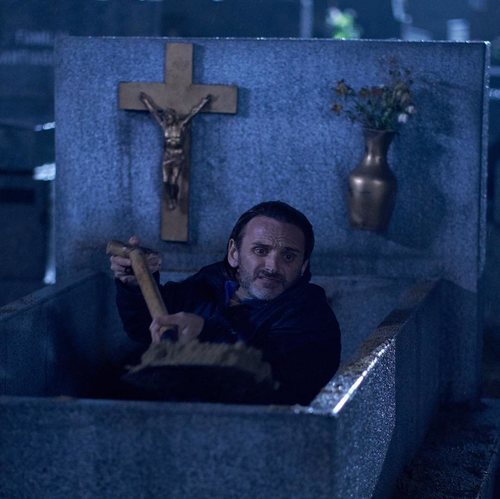 Fermín Trujillo en un cementerio en la temporada 11 de 'La que se avecina'