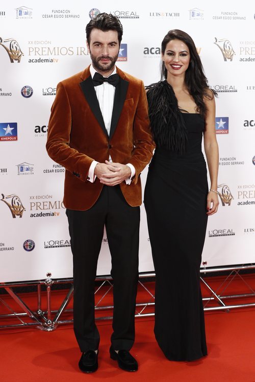 Javier Rey y Jana Pérez posan en los Premios Iris 2018