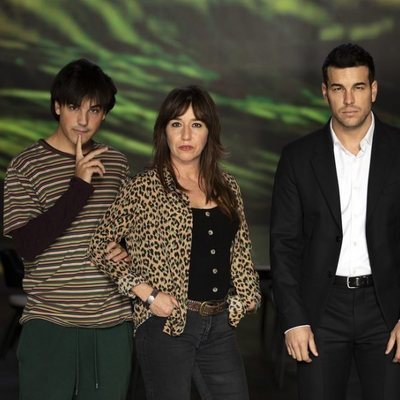 Mario Casas, Óscar Casas y Lola Dueñas en la presentación de 'Instinto'