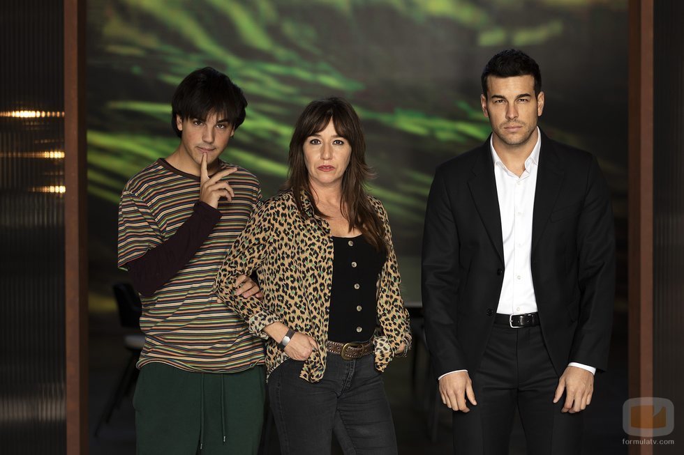 Mario Casas, Óscar Casas y Lola Dueñas en la presentación de 'Instinto'