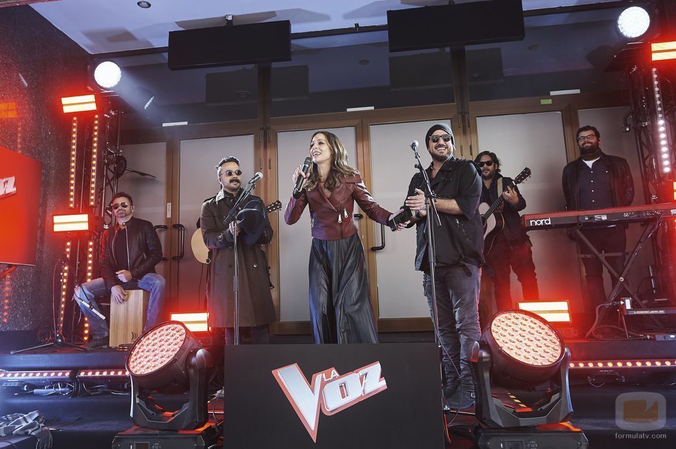 Luis Fonsi, Eva González y Antonio Orozco en el evento sorpresa de 'La Voz'