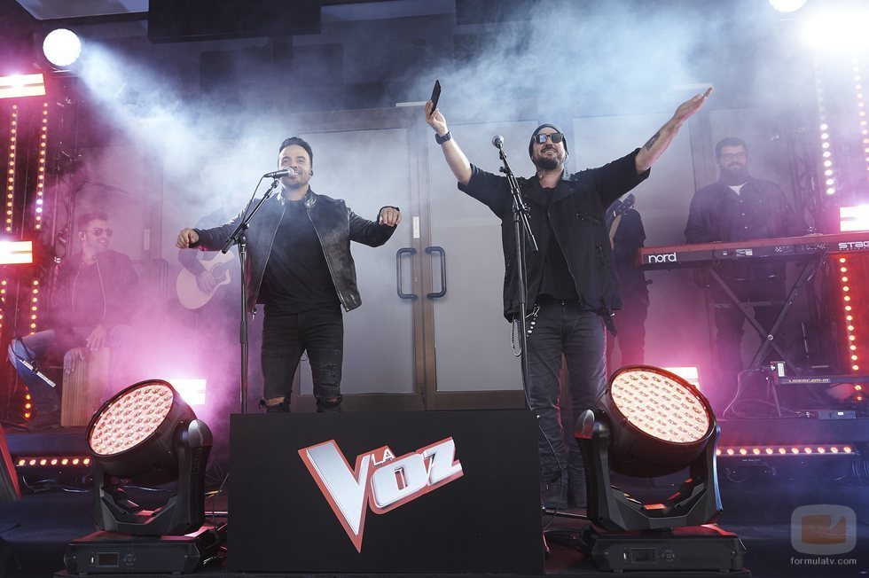 Antonio Orozco y Luis Fonsi en el evento sorpresa de 'La Voz'