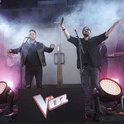 Antonio Orozco y Luis Fonsi en el evento sorpresa de 'La Voz'
