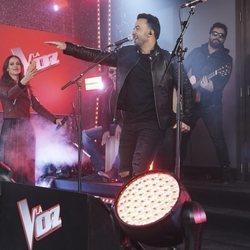 Eva González y Luis Fonsi en el evento sorpresa de 'La Voz'