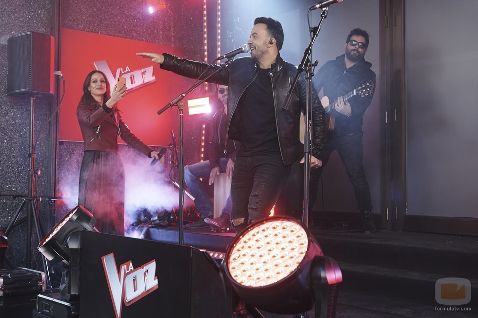 Eva González y Luis Fonsi en el evento sorpresa de 'La Voz'