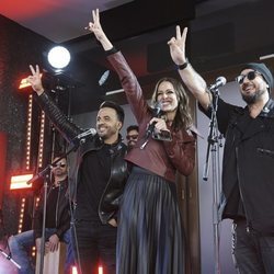 Eva González junto a Luis Fonsi y Antonio Orozco en el evento sorpresa de 'La Voz' en Callao