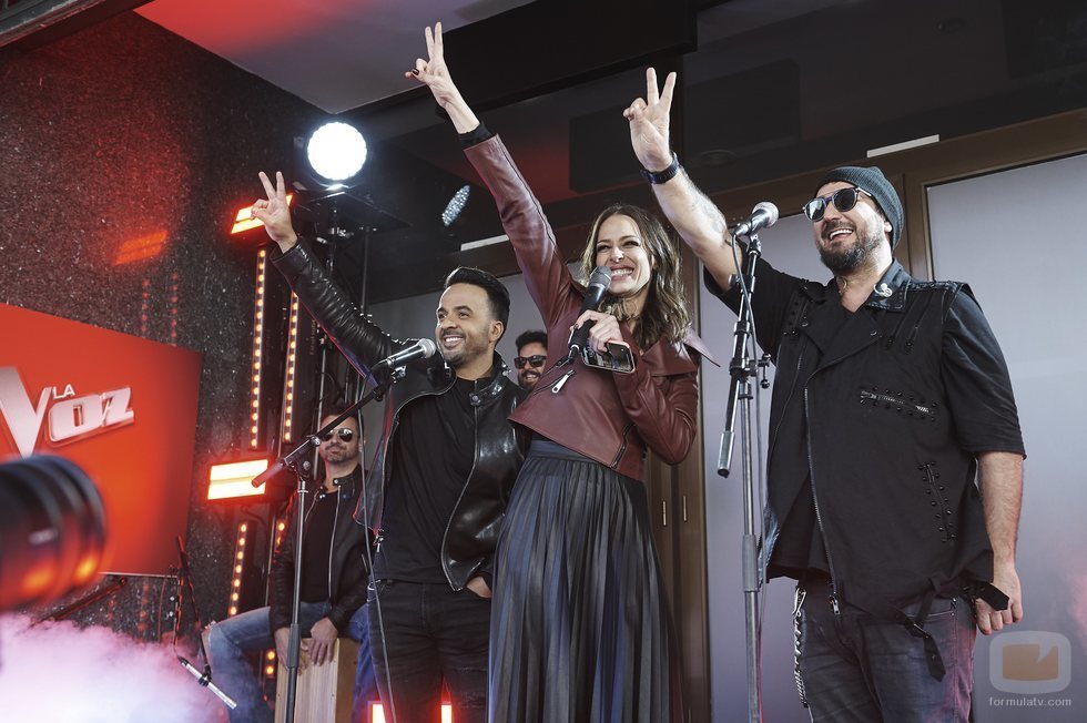 Eva González junto a Luis Fonsi y Antonio Orozco en el evento sorpresa de 'La Voz' en Callao
