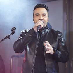 Luis Fonsi cantando en el evento sorpresa de 'La Voz'