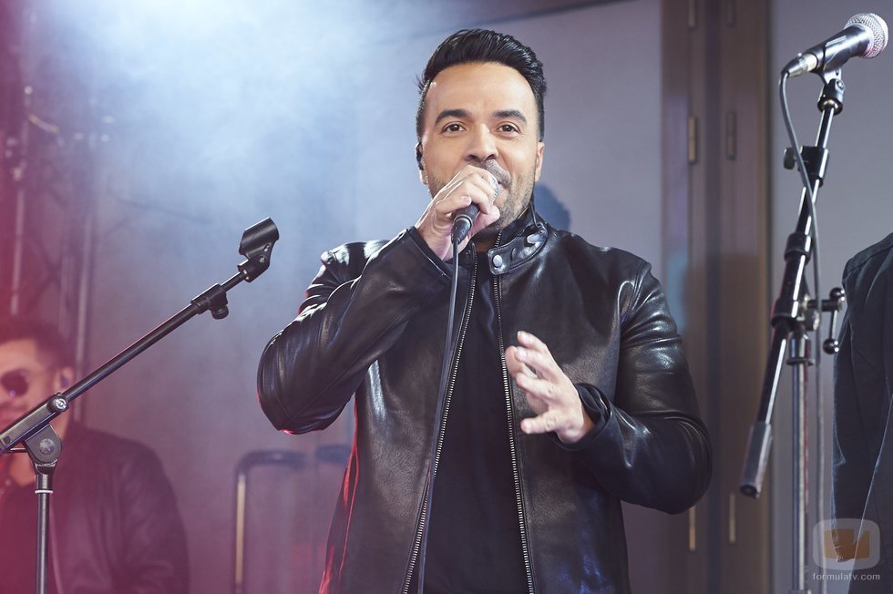 Luis Fonsi cantando en el evento sorpresa de 'La Voz'