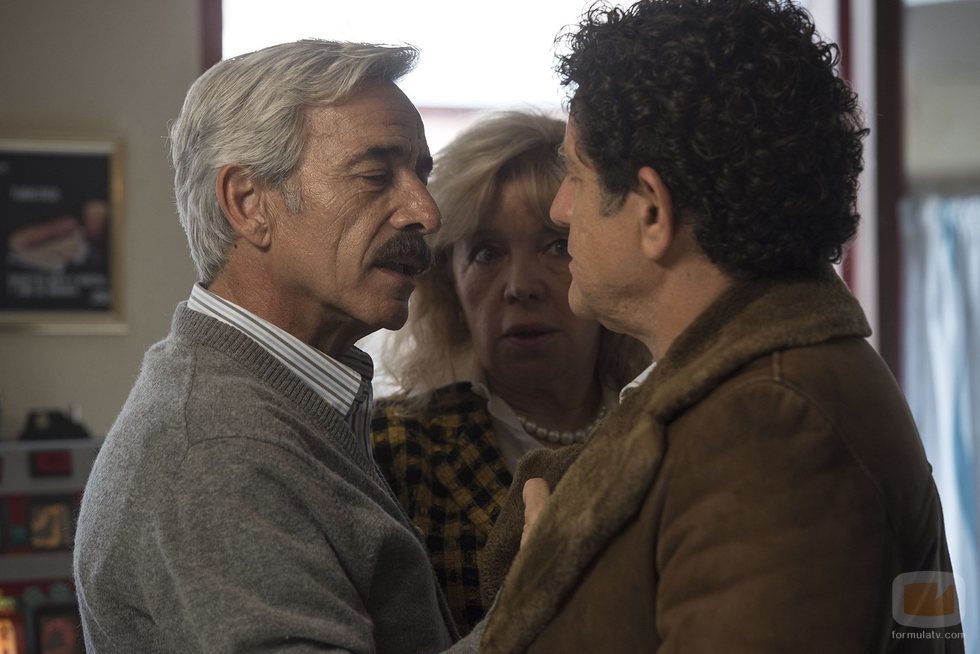 Antonio Alcántara desafiante con el padre de Karina en la temporada 19 de 'Cuéntame cómo pasó'