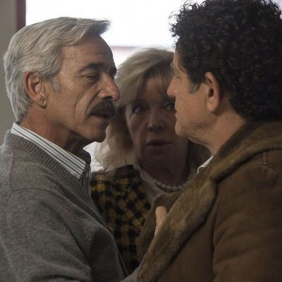 Antonio Alcántara desafiante con el padre de Karina en la temporada 19 de 'Cuéntame cómo pasó'