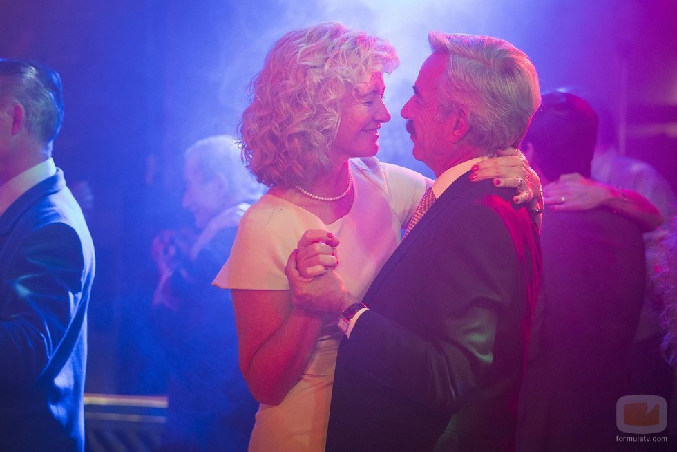 Merche y Antonio Alcántara bailando en la temporada 19 de 'Cuéntame cómo pasó'