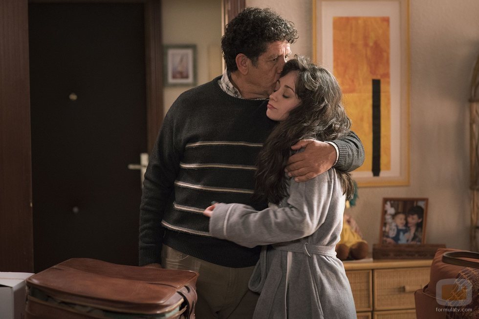 Karina abrazando a su padre en la temporada 19 de 'Cuéntame cómo pasó'